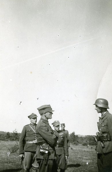 KKE 4852.jpg - Fot. V batalion AK. Kapral „ Puchacz” z V batalionu AK okręgu Nowogródzkiego składa meldunek gen. „Wilkowi”, VII 1944 r.